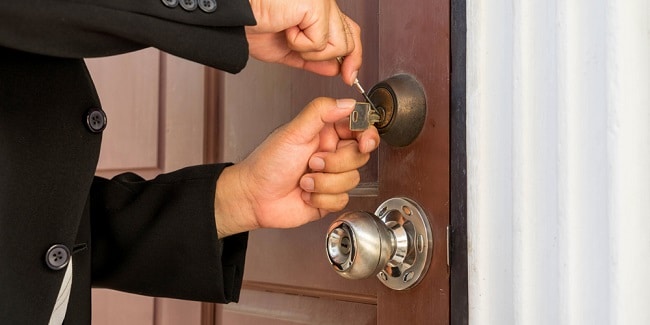 Thay khóa cửa tay nắm tròn