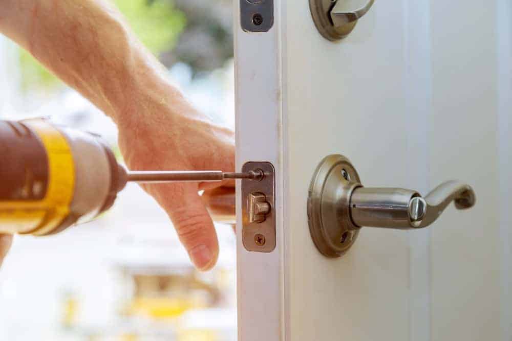 Thay khóa cửa tay nắm tròn